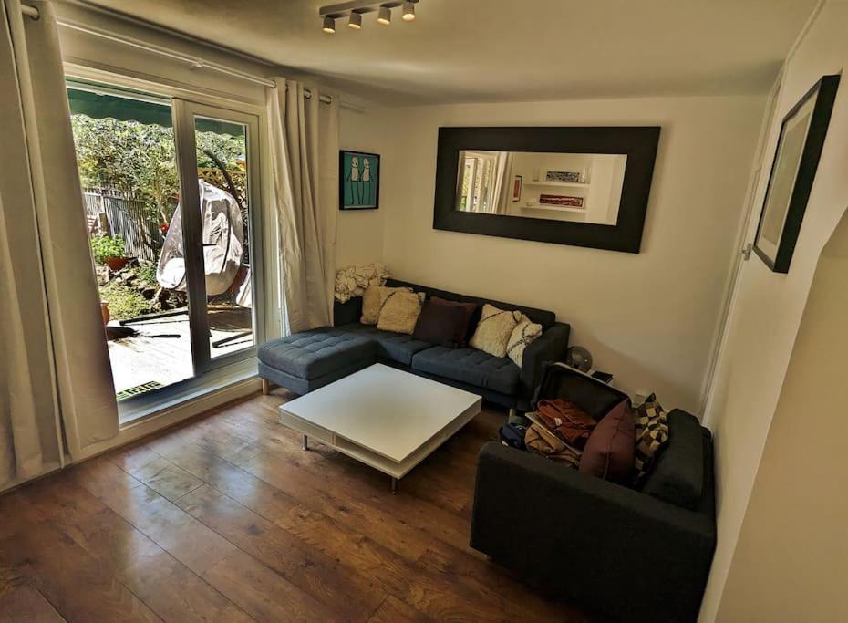 Appartamento Charming 2-Bed Garden Flat Londra Esterno foto