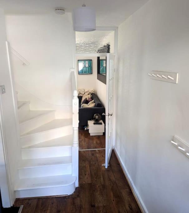 Appartamento Charming 2-Bed Garden Flat Londra Esterno foto