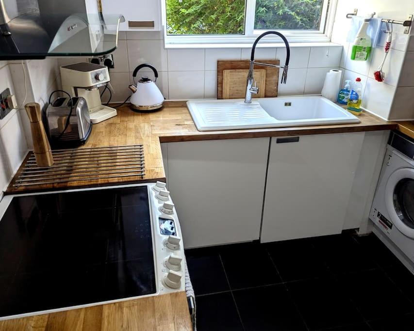 Appartamento Charming 2-Bed Garden Flat Londra Esterno foto
