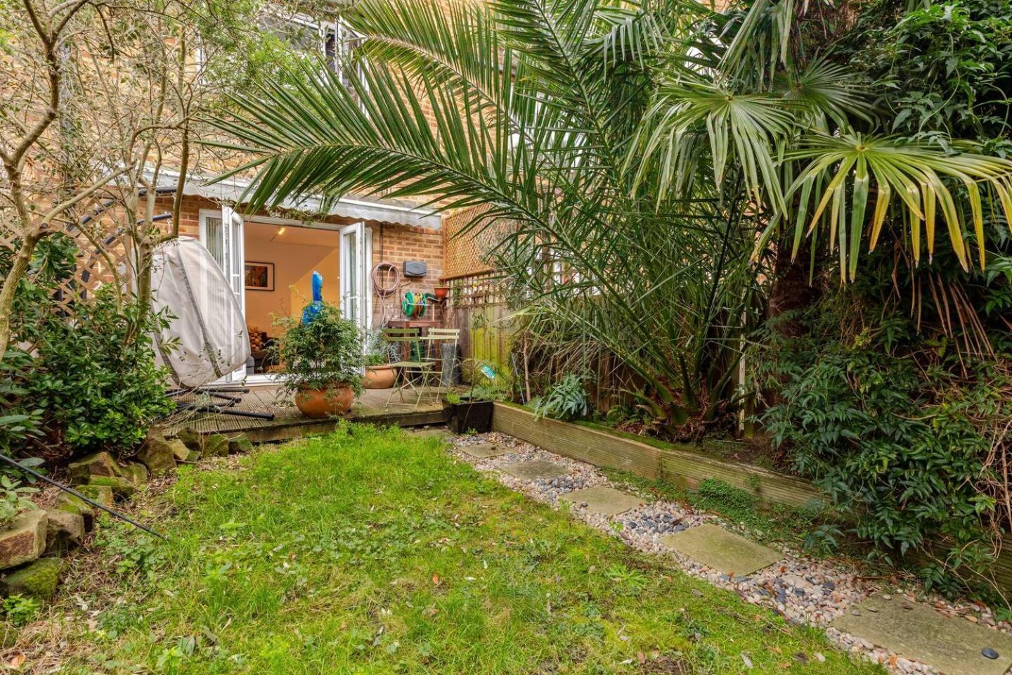 Appartamento Charming 2-Bed Garden Flat Londra Esterno foto
